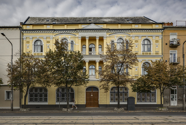 Petőfi téri homlokzat, Görögkatolikus Érseki Hivatal kialakítása - építész: Kasuba János - fotó: Varga Attila