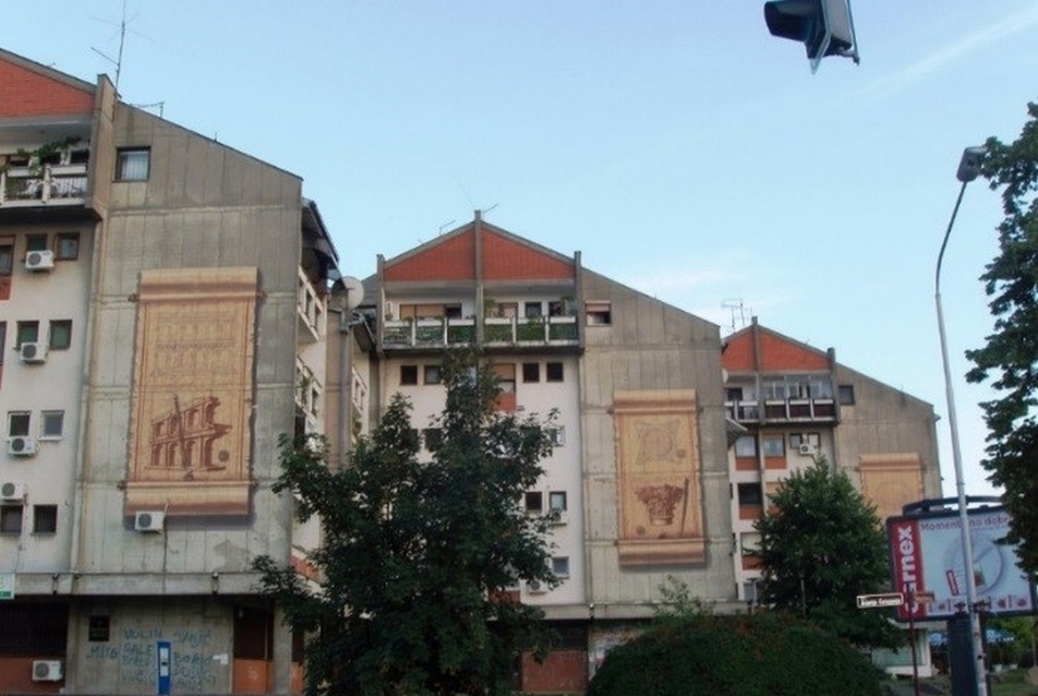 Jellemző beépítés a késő szocializmusból. Sremska Mitrovica (Szávaszentdemeter), Vajdaság, Szerbia