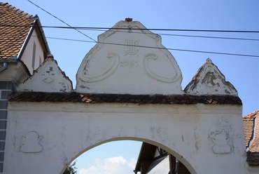 Bikfalvi Simon kúria kapujának háromkaréjos, barokkos oromzat - fotó: Rusz-Ajtony Eszter