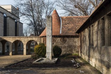 Árkay Aladár emlékoszlopa a régi és az új városmajori templomok között - fotó: Kis Ádám