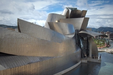 Guggenheim Musem, Bilbao, 1997 - építész: Frank Gehry - fotó: Wikipédia
