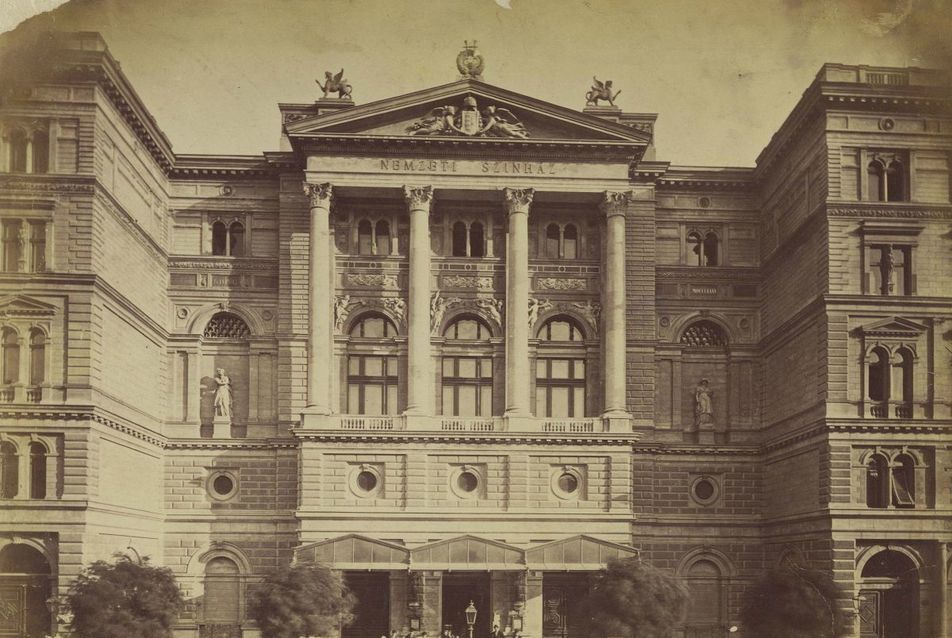 A Nemzeti Színház a Kerepesi (a mai Rákóczi) úton 1880-90 körül (Klösz György felvétele) - forrás: Fortepan / Budapest Főváros Levéltára