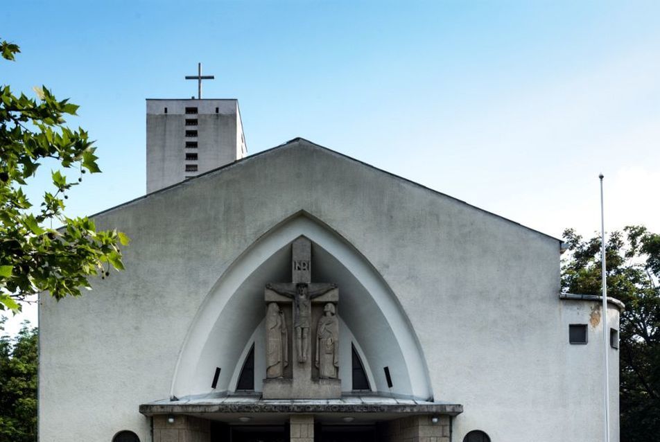 Az albertfalvi Szt. Mihály templom bejárata (Fotó: Kis Ádám – Lechner Tudásközpont)