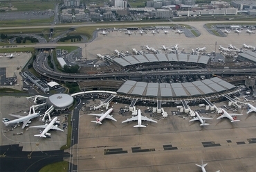 Roissy CDG 2A és 2B terminál - építész: Paul Andreu - forrás: Wikipedia