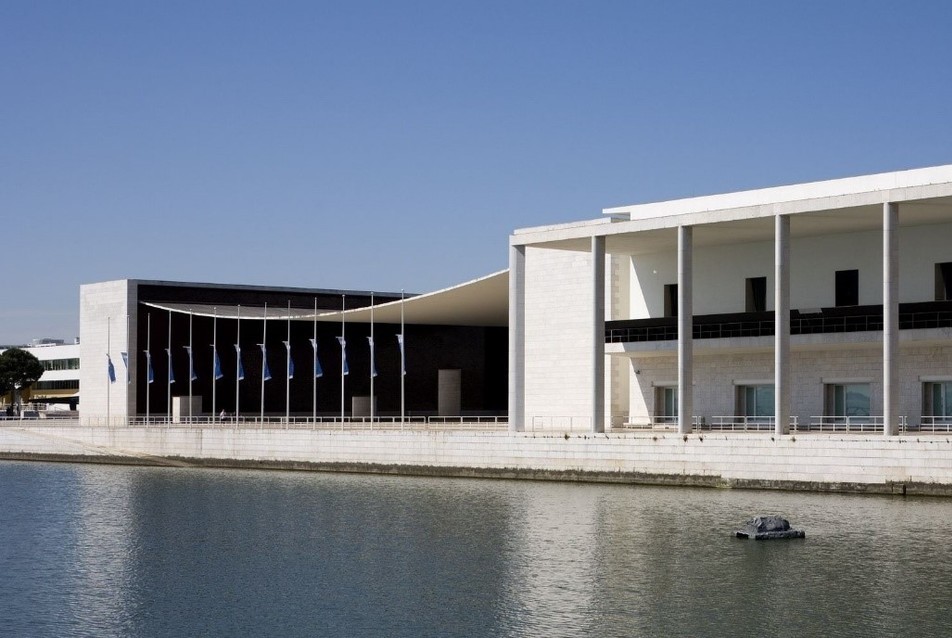 Az 1998-as Lisszaboni Világkiállításra épített Portugál Nemzeti Pavilon - építész: Álvaro Siza Vieira, tartószerkezet: Cecil Balmond