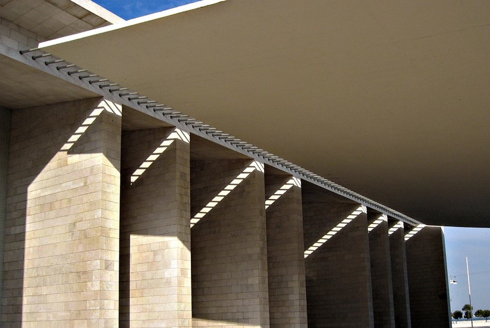 Az 1998-as Lisszaboni Világkiállításra épített Portugál Nemzeti Pavilon - építész: Álvaro Siza Vieira, tartószerkezet: Cecil Balmond