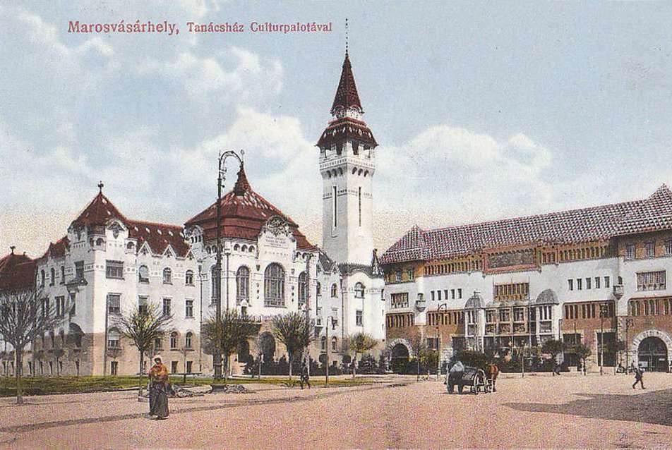 A Városháza és a Kultúrpalota Marosvásárhelyen (Képeslap, forrás: Marosvásárhely 100 évvel ezelőtt)