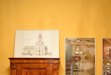 A műteremben a Máriabesnyői Nagyboldogasszony Bazilika átépítés előtti terve és Breuer Marcell székek nyújtanak kellemes kontrasztot, fotó: Pleskovics Viola