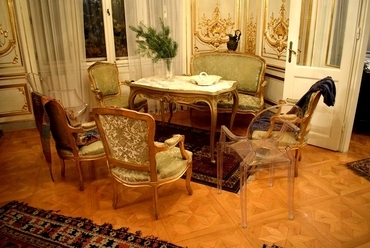 21. században is XVI. Lajos! A barokk bútorok közt bizony ott vannak Philippe Starck Louis Ghost Chair darabjai is!, fotó: Pleskovics Viola