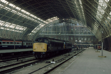 Kifut a vonat a londoni St. Pancras pályaudvarról 1984-ben. 