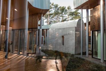 Az építészek a csendet és a geometriát, s ezeknek a Pärt zenéjében való megjelenését fogalmazzák meg az épületben.