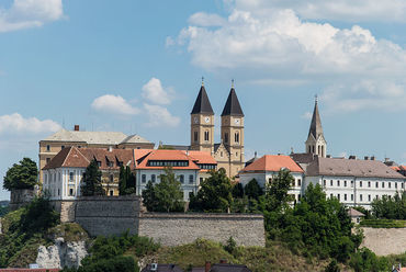 Veszprémi veduta a Szent Mihály Bazilika tornyaival, forrás: veszpreminfo.hu