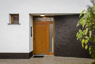 Bejárat - budaörsi családi ház - építészek: Benedek Ádám, Kutasi Attila - fotó: #buynow