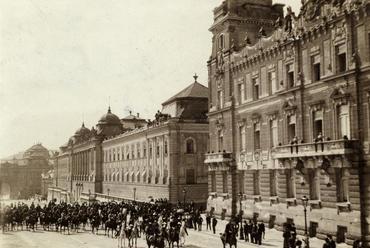 Szemben a Királyi Palota Istállóépülete, jobbra pedig a József főhercegi palota, forrás: Fortepan