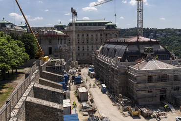 Hamarosan befejződnek a Lovarda körüli munkálatok. Északi irányban egy újabb, több száz férőhelyes mélygarázs építését is bejelentették., forrás: infostart.hu