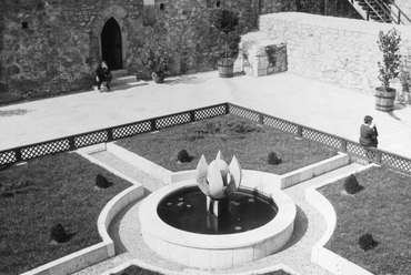 A budai vár frissen átadott déli kertje az 1950-as, 1960-as évek rehabilitációja után, forrás: Fortepan