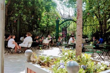 A Károlyi kert esetében nyáron a zöld, a park és a kávéház is egyben van. Reméljük, jó a kávé. 