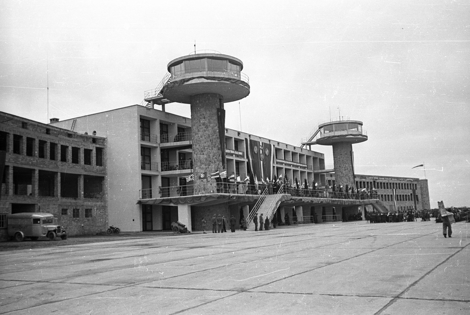 Ha a Népstadion már nem is, másik leghíresebb műve, a replő formájú Ferihegy I. még áll Ifj Dávid Károlytól, forrás: Fortepan, 1950.