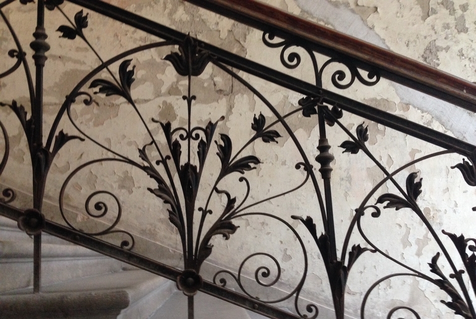 Egy részben kopott, részben patinás, gyönyörű részlet egy budapesti lépcsőházból. 