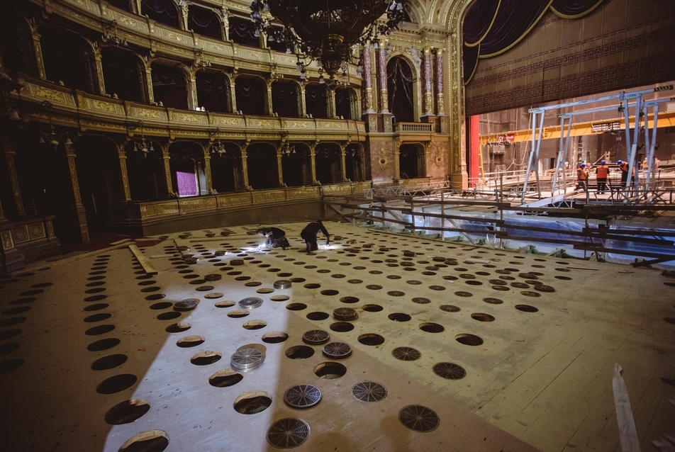Az operaház színpadának és nézőterének felújítása. 