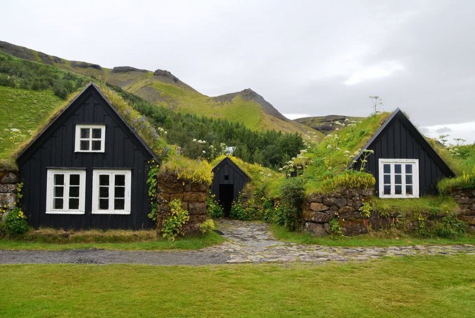 Tipikus izlandi ház ez is, tetőcserepek helyett fű borítja, ami jól szigetel. 