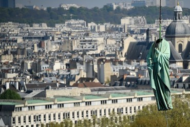16 szobor repült el Párizs felettFotó: Bertrand Guay (AFP)