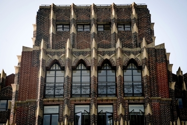 Hudec több mint száz épület tervezésében játszott szerepet, elsősorban Sanghaj régi városnegyedében. 