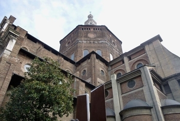 A paviai katedrálison már az 1930-as években látszó vasbetonnal állították helyre a szerkezetet, Forrás: dpeck.info.com