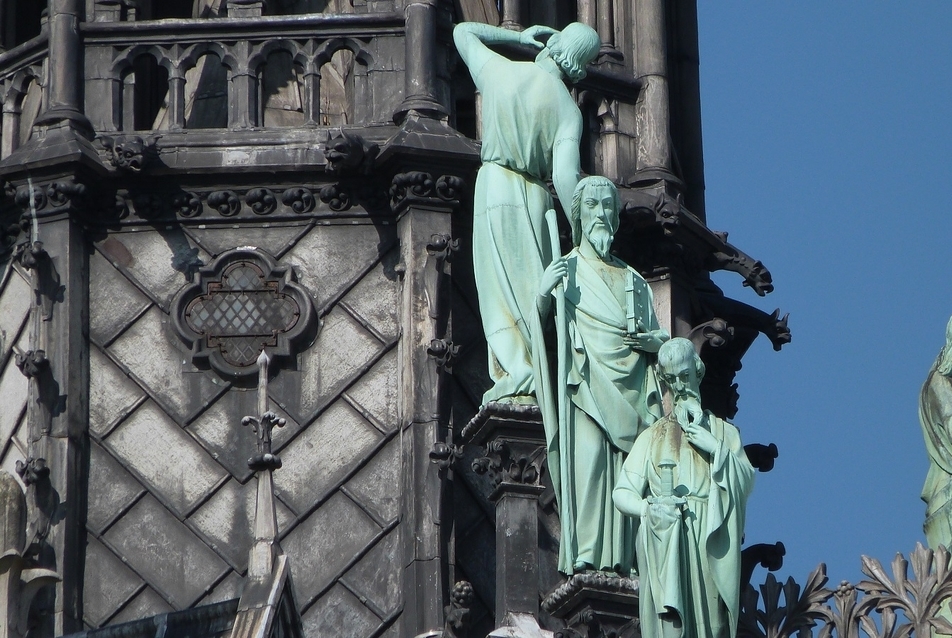 A toronyba tekintő Szent Tamás szobrát, Viollet-le-Duc-ről mintázták.