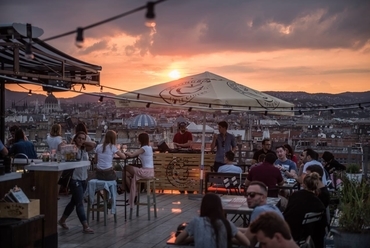 Majdnem 360 fokos skybar k rk p Budapesten