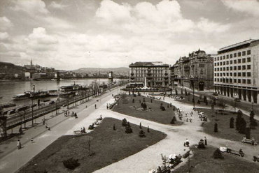 Az egykori Molotov tér az Intercontinental helyén. A háború előtt a Hungária Szálló állt a Vigadó és a Petőfi tér közötti részen.