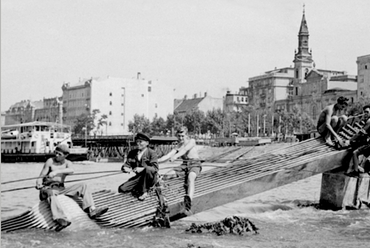 Az Erzsébet híd láncainak bontása, 1949 - illusztráció A rakodópart köveiből.