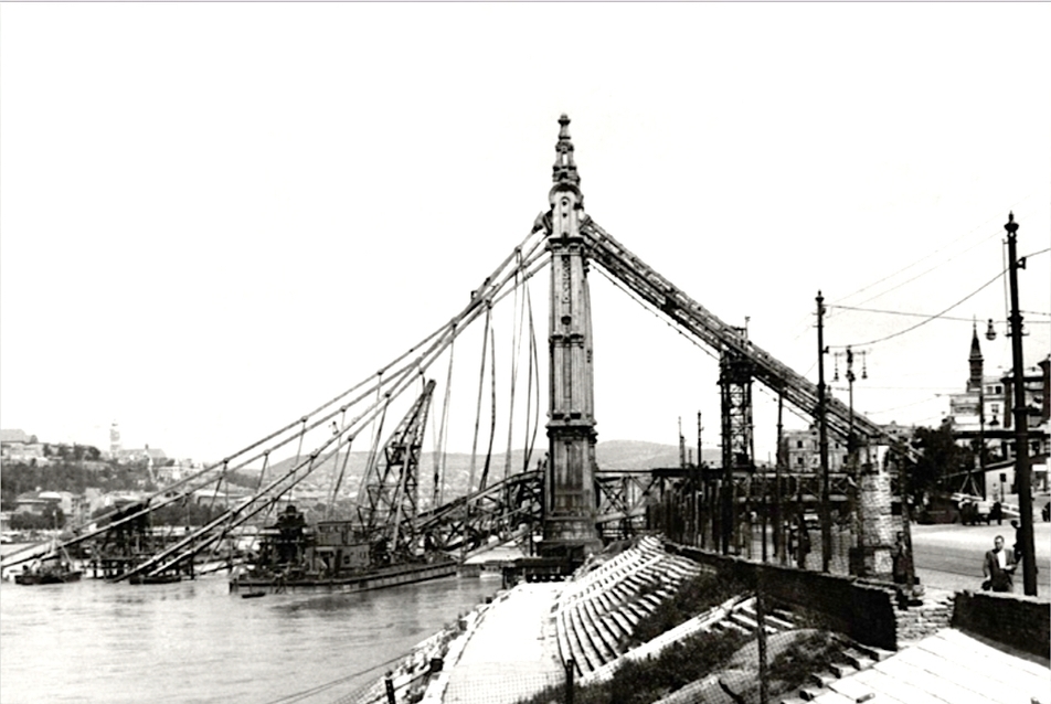 Az Erzsébet híd maradványainak bontása, 1948 - illusztráció A rakodópart köveiből.