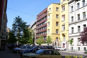 A 1966-ban tervezett Maros utcai ház (a barna) a XII. kerületben. 
