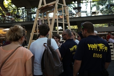 "Itt nem lehet" - a Sétáló összetűzése a biztonságiakkal az Erzsébet téren. Fotó: AA Budapest Visiting School