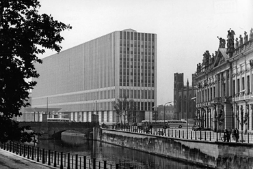 Az NDK-külügyminisztérium. Peter Koard fényképe, 1967. Kép: Bundesarchiv, Bild 183-F0809-0027-001 / CC-BY-SA 3.0