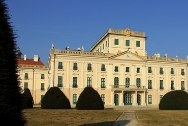 Az Esterházy-kastély kerti homlokzata. Fotó: Thaler, forrás: Wikimedia Commons