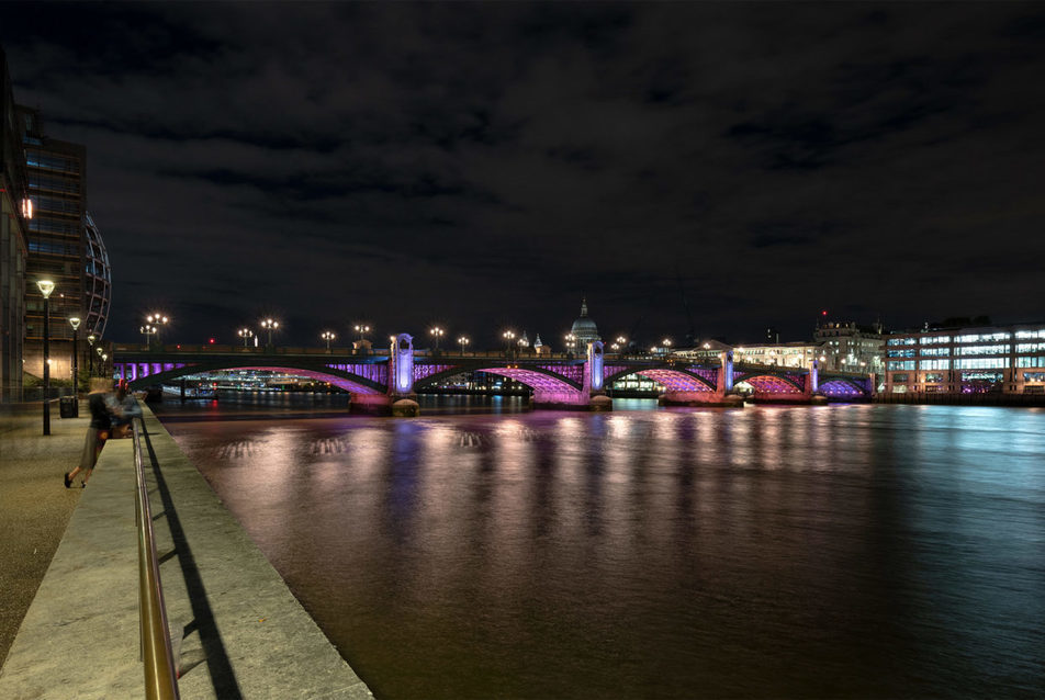 A Southwark Bridge új díszkivilágítása. Forrás: illuminatedriver.london