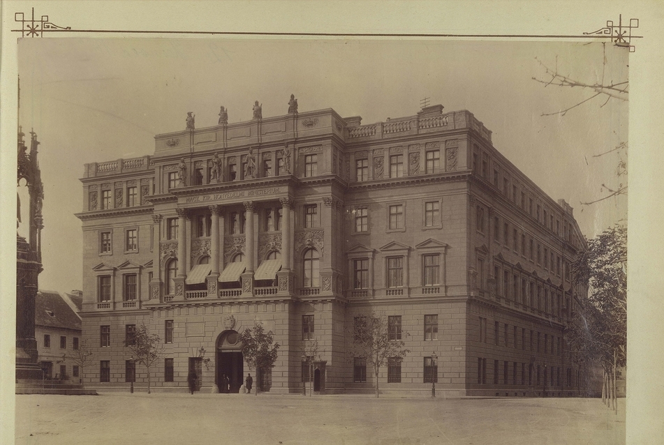 A Honvédelmi Minisztérium a Szent György téren 1894 körül. Ez az épület nem épül vissza. Forrás: Fortepan / Budapest Főváros Levéltára. Levéltári jelzet: HU.BFL.XV.19.d.1.07.011
