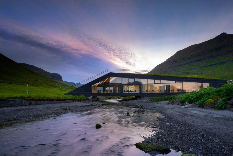 Henning Larsen Architects: Községháza, Eysturkommuna, Feröer-szigetek. Fotó: Nic Lehoux, a Henning Larsen jóvoltából