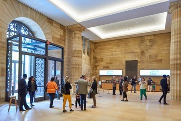 A megújult és negyven év után nyilvánossá vált előcsarnok dísze a Gehry tervei alapján, Douglas-fenyőből és bronzból készült információs pult. Fotó: Tim Tiebout, a Philadelphia Museum of Art engedélyével, 2019.