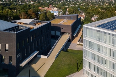 Balra az I-II. ütem épületei, a MOME ONE és a MOME TWO, jobbra a III. ütemben megépült MOME UP. Fotó: Bujnovszky Tamás