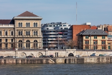 Csarnoktéri Meininger Hotel – a „Hullámzó Ház”, Tervezők: Vadász és Tsai. Építőművész Kft., 2019., Fotó: Bujnovszky Tamás