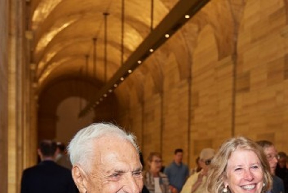 Frank O. Gehry és a Philadelphia Museum of Art elnöke, Gail Harrity a szeptember 18-i megnyitón. Fotó: Tim Tiebout, a Philadelphia Museum of Art engedélyével, 2019.