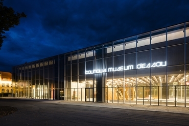 Bauhaus Museum Dessau, éjszakai látvány. Kép: Stiftung Bauhaus Dessau; fotó: Thomas Meyer/OSTKREUZ, 2019