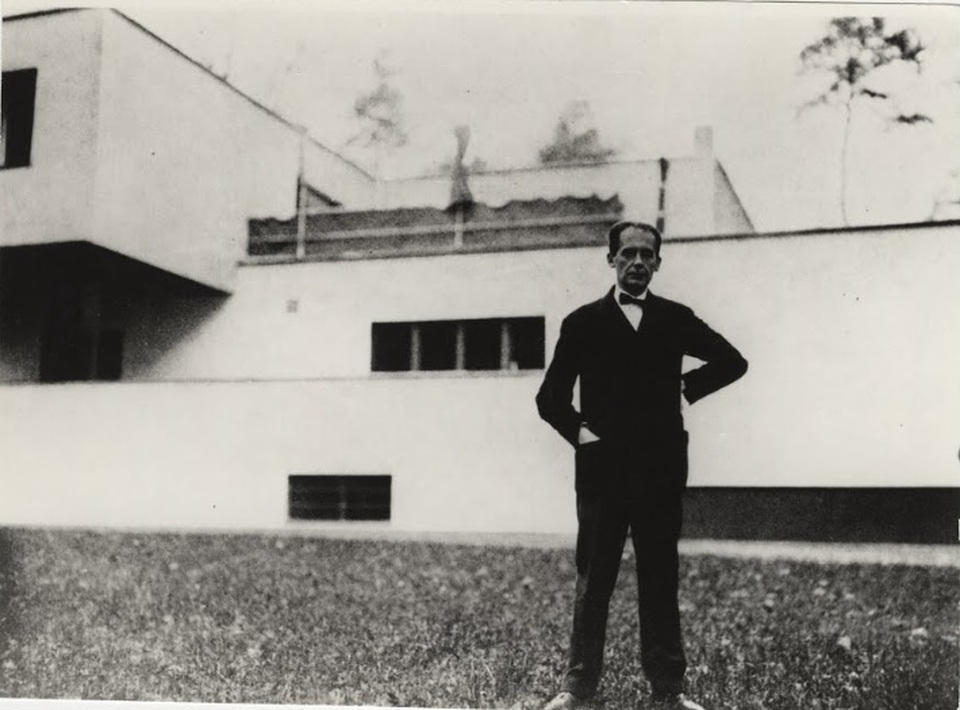 Walter Gropius Dessauban álló háza előtt, 1926/1927, A fotó tulajdonosa: © Stiftung Bauhaus Dessau, Forrás: képernyőkép a Google Arts & Culture, Bauhaus Everywhere gyűjteményéből