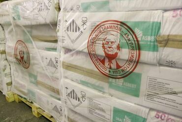 Az orosz Uralazbeszt "Donald Trump által engedélyezve" pecséttel ellátott azbesztszállítmánya