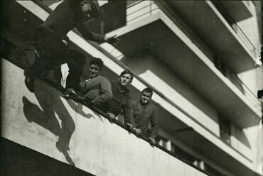 Életkép a dessaui Bauhausból: ugrás az iskola kantinjának teraszáról © MÉM MDK Magyar Építészeti Múzeum, fotó: Fodor-Mittag Etel, 1929