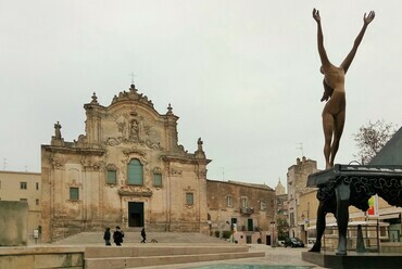 Matera, a Piazza San Francesco Salvador Dalí Szürrealista zongorájával. Fotó: Lampert Rózsa