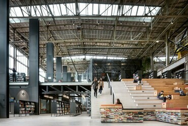 A LocHal Közösségi Könyvtár Tilburgban, Hollandiában, 2019. Fotó: © Stijn Bollaert, a CIVIC Architects engedélyével